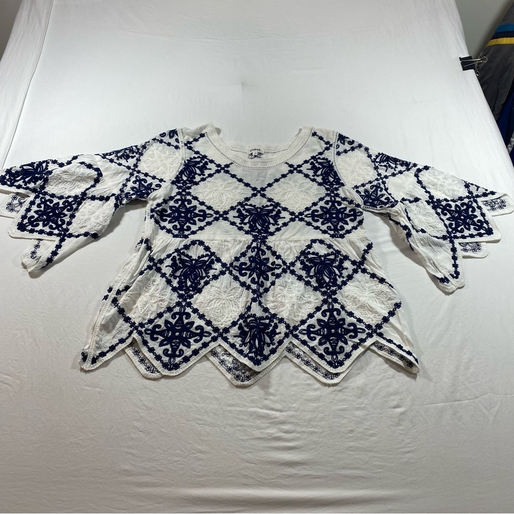 Kindred Tops women’s Small Embroidered Cropped Anthropology Blue & white blouse